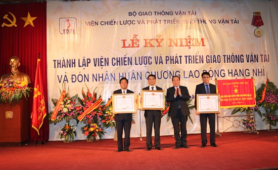 Viện Chiến lược và Phát triển GTVT kỷ niệm 40 năm ngày thành lập và đón nhận Huân chương lao động hạng nhì 